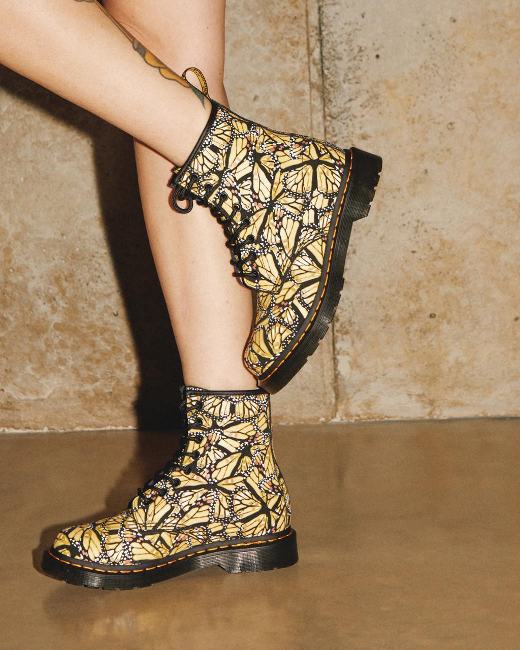 Botas con Cordones Dr Martens 1460 Butterfly Print Suede Mujer Amarillo | 87191849